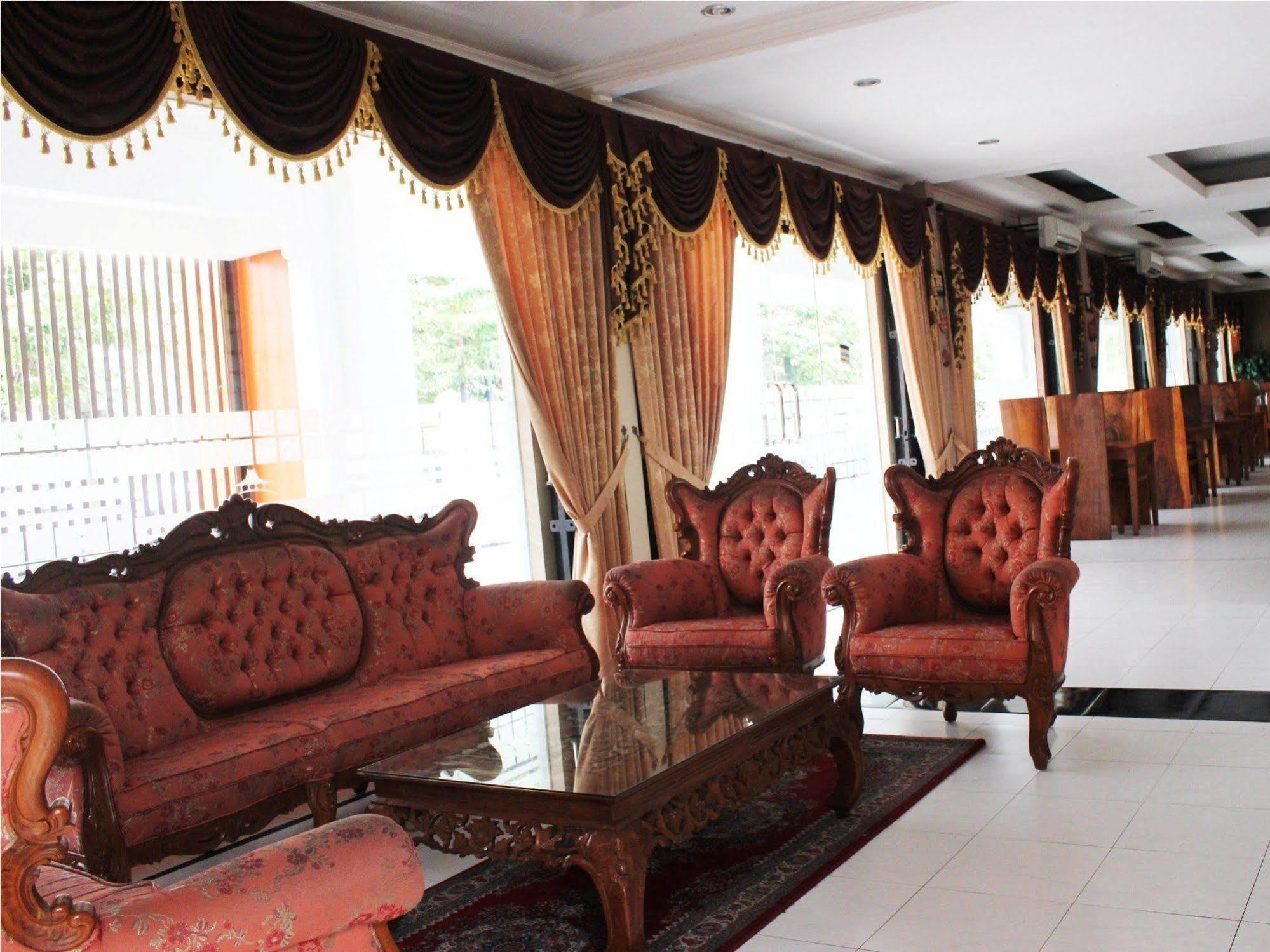 Front One Yogyakarta Guest house Maguwo
