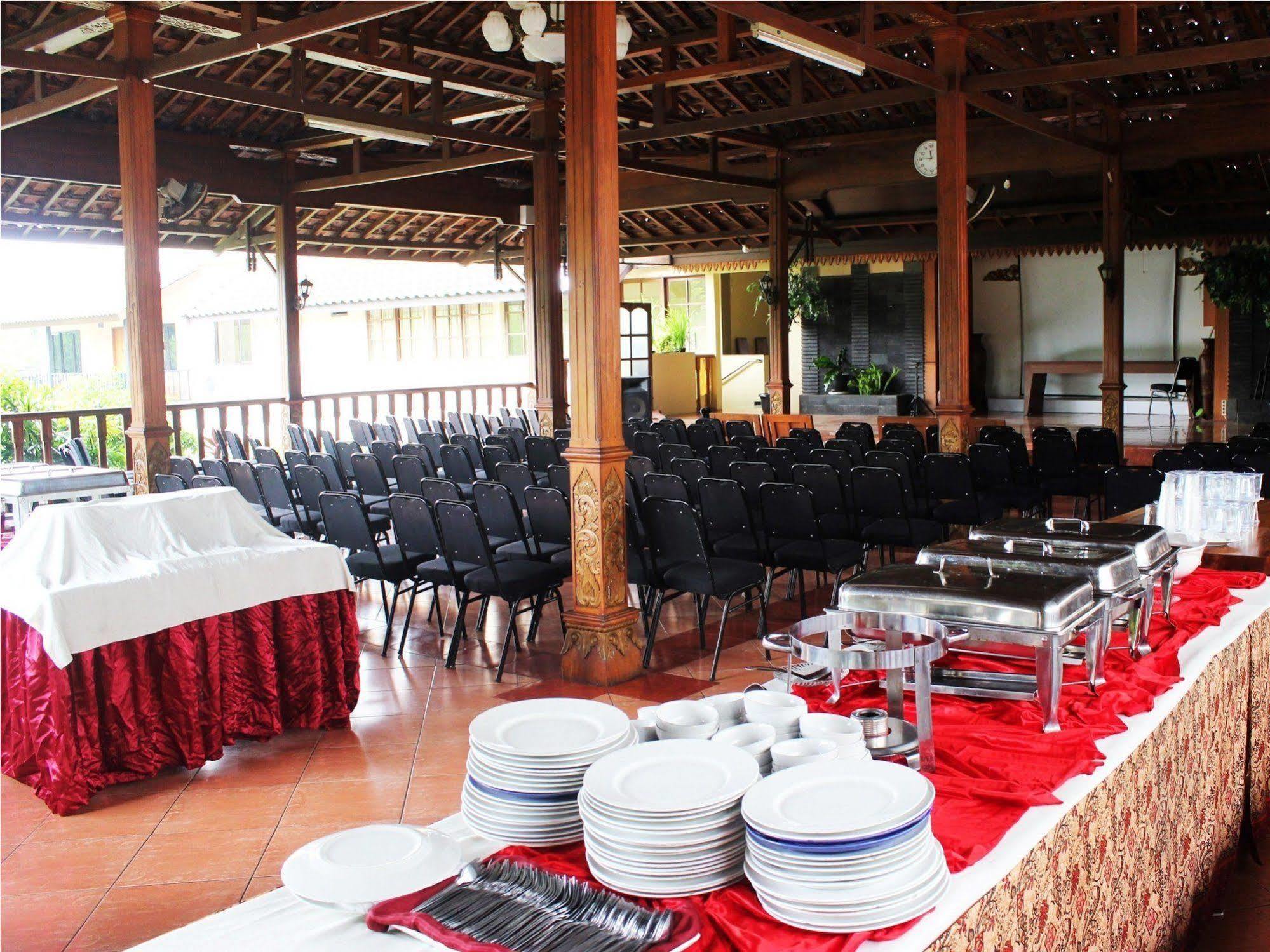 Front One Yogyakarta Guest house Maguwo